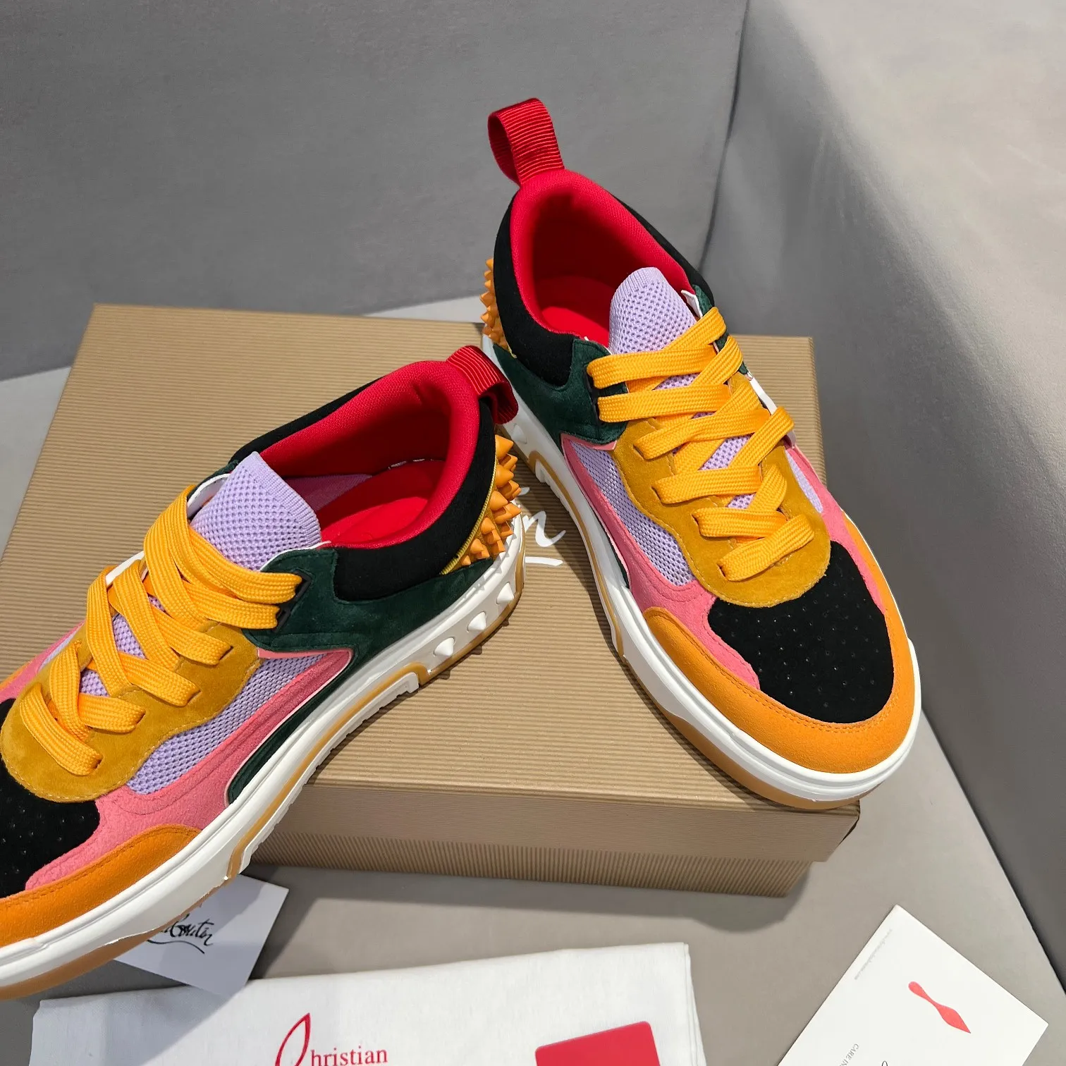 Men's shoes 💰700 🌹🌹🌹̋ Wang Junkai Yang Mi Zhang Jingyi Xu Kai Ding Chengxin Chen Muchi Wang Ziyi Same style Christian Louboutin 2024 [New product] ASTROLOUBI unisex thick-soled sneakers red-soled shoes perfectly integrate fashion and sports. The fabrics are made of luxurious calfskin, soft suede, smooth satin and laminated leather, and the back is decorated with classic rivets.  The interior is blended with a knitted tongue for added durability, breathability and quick-drying comfort.  The outsole is made of a combination of EVA foam and imported rubber, and the colorful CL iconic letters on the side of the outsole show the brand's unique style.  It is a ceiling-level comfortable skate shoe! ! !  Available in five colors, currently male sizes 39--45 and female sizes 35--40
